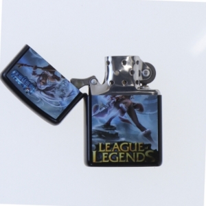 Zippo lighter med League of Legends tema fra Earth (str. 5,5x4 cm)
