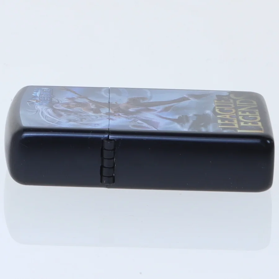 Zippo lighter med League of Legends tema fra Earth (str. 5,5x4 cm)