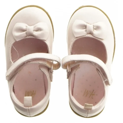 Rosa babypigesko med sløjfe fra H&M (str. 20-21 )