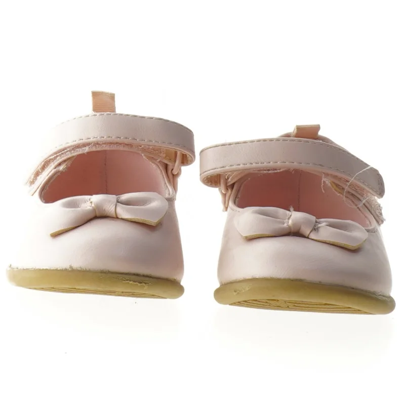 Rosa babypigesko med sløjfe fra H&M (str. 20-21 )