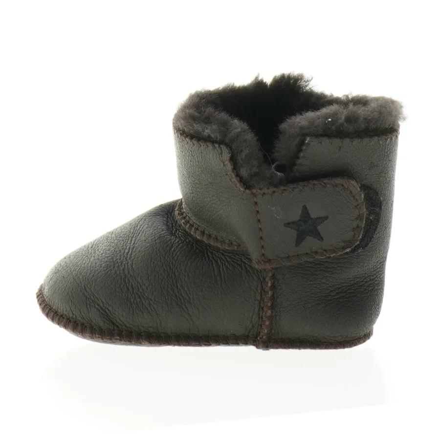 Baby lammeskindssko fra Molo (str. 20)