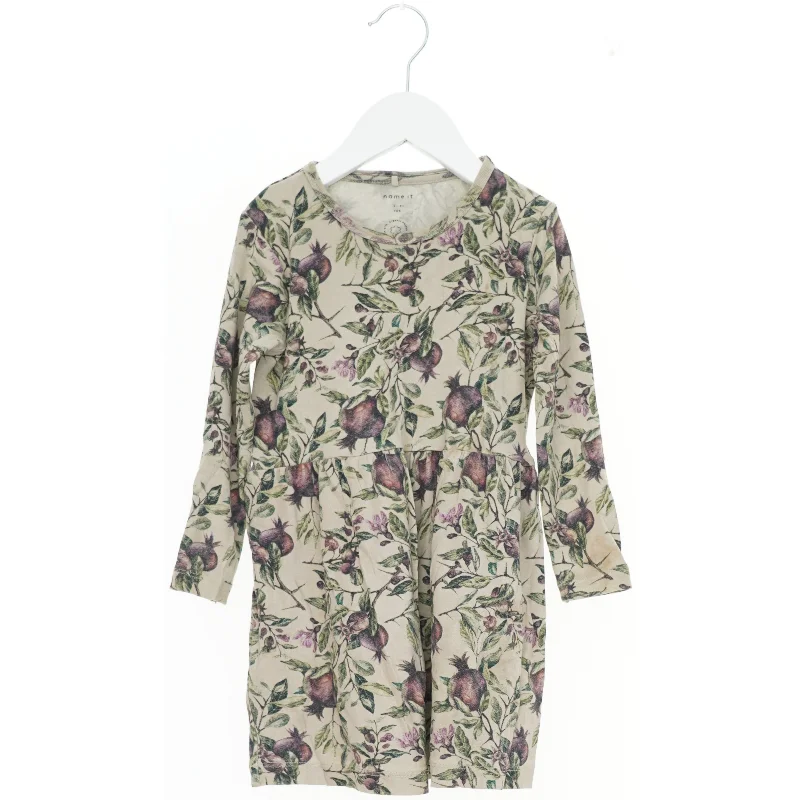 Langærmet kjole med blomsterprint fra Name It (str. 104)