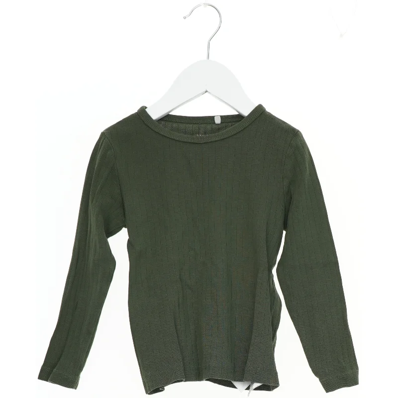 Langærmet grøn bluse fra Basic needs (str. 98)
