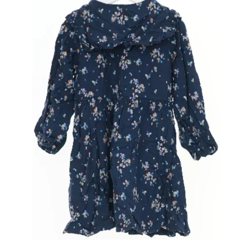 Blomstret kjole med lange ærmer fra Next (str. 104)