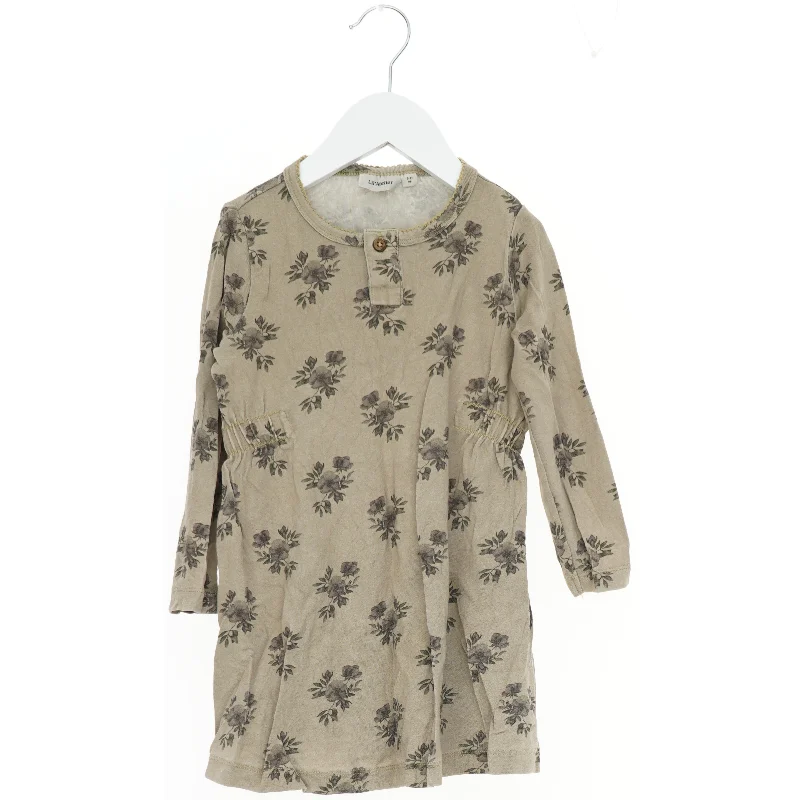 Langærmet kjole med blomsterprint fra Lil atelier (str. 98)