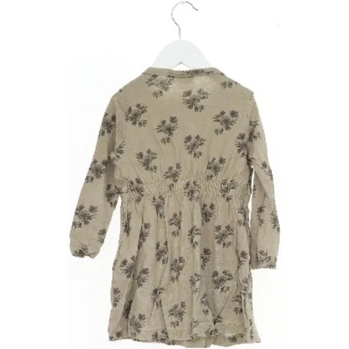 Langærmet kjole med blomsterprint fra Lil atelier (str. 98)