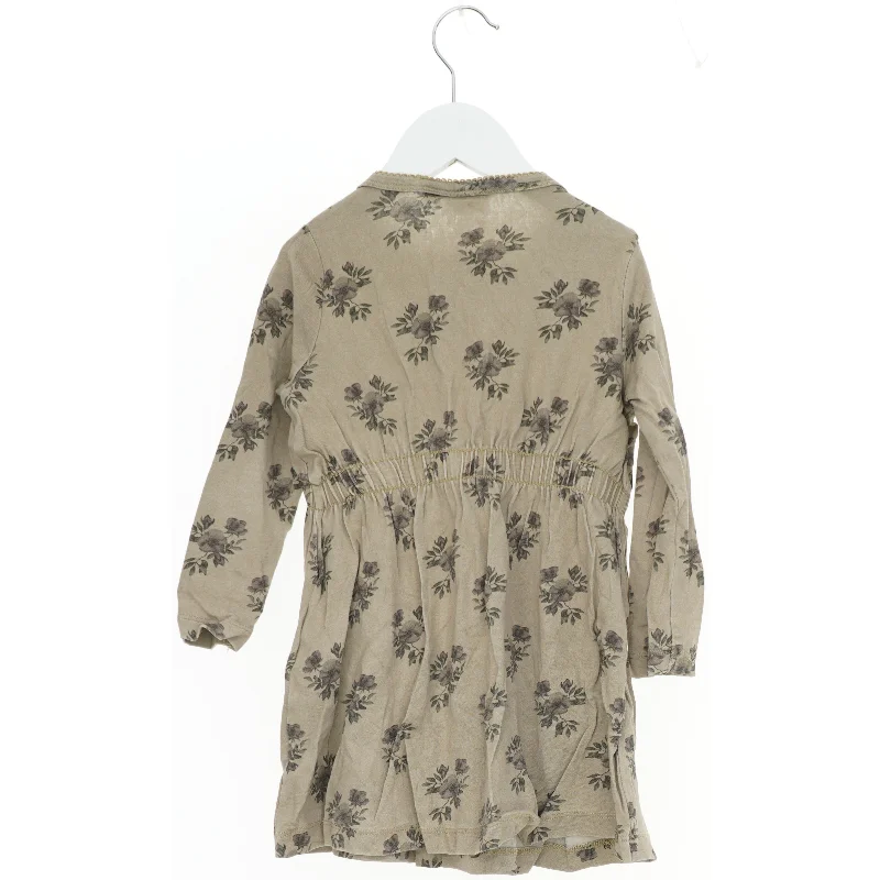 Langærmet kjole med blomsterprint fra Lil atelier (str. 98)