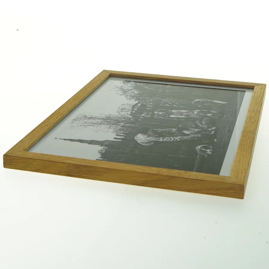 Indrammet sort-hvid fotografi fra Nielsen (str. 21x29,7 cm)