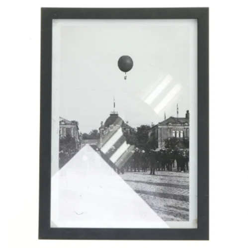 Sort ramme med sort-hvidt foto fra Nielsen (str. 21x29,7 cm)
