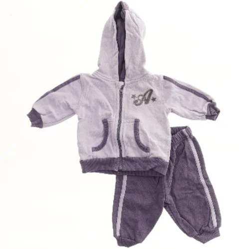 Børnesæt med hættetrøje og bukser fra Friends (str. 56)