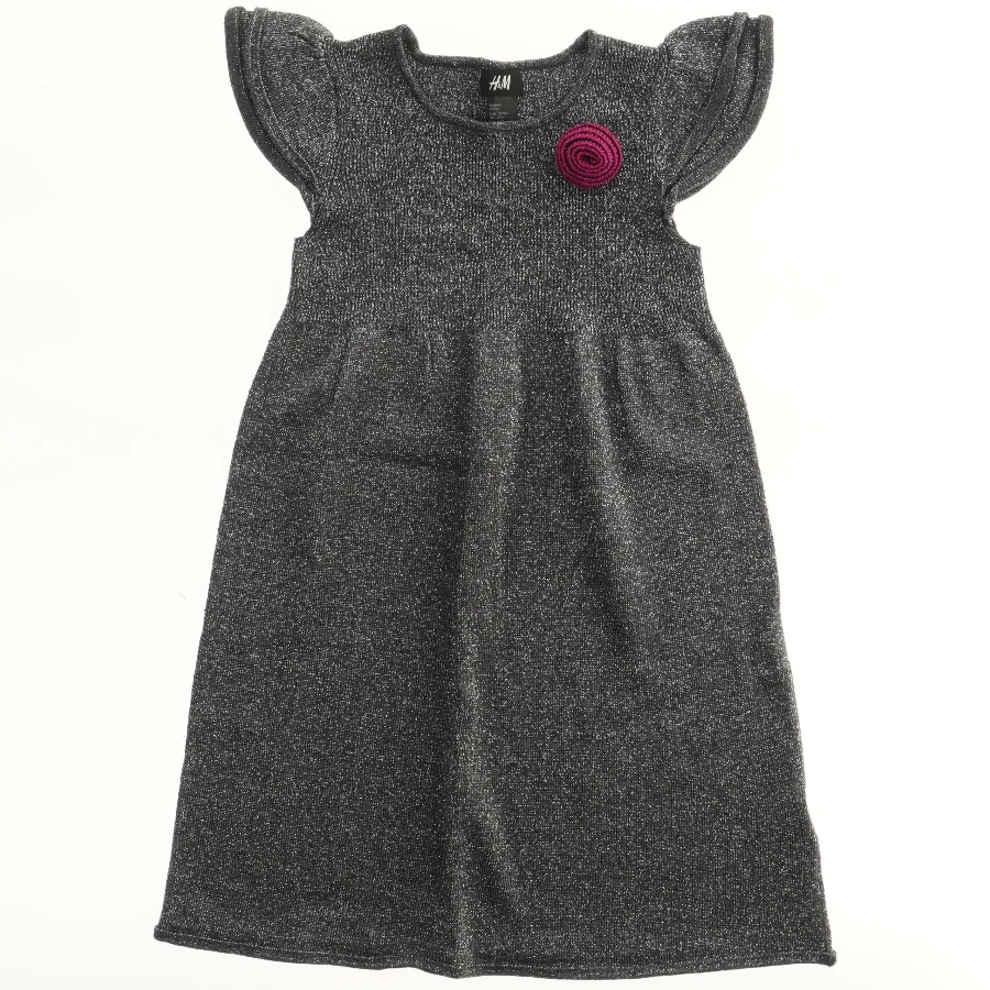 Kjole med glimmerdetaljer fra H&M (str. 122)