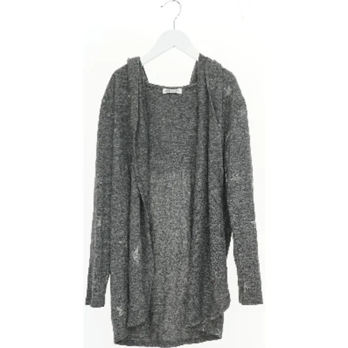 Grå cardigan med stjernemønster fra H&M (str. 146)