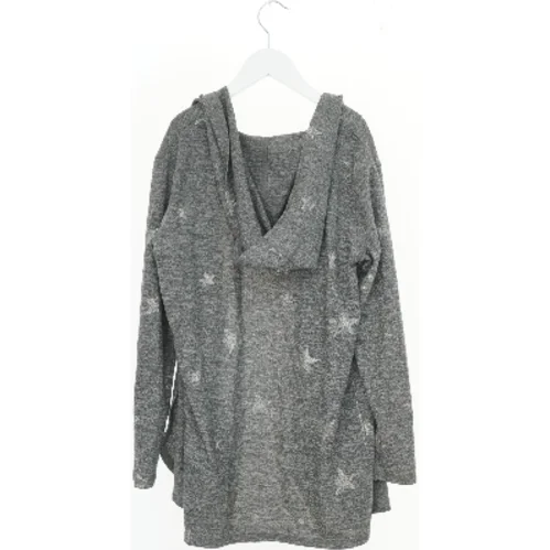 Grå cardigan med stjernemønster fra H&M (str. 146)