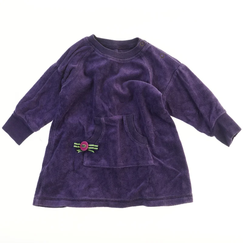 Lilla kjole med lomme og knapdetalje fra Molo (str. 80)