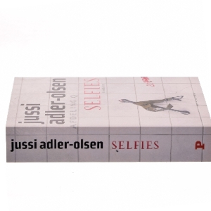 Selfies af Jussi Adler-Olsen
