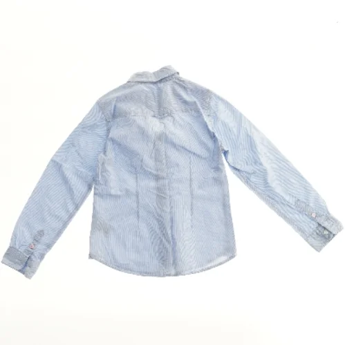 Lyseblå skjorte med lange ærmer fra H&M (str. 122)