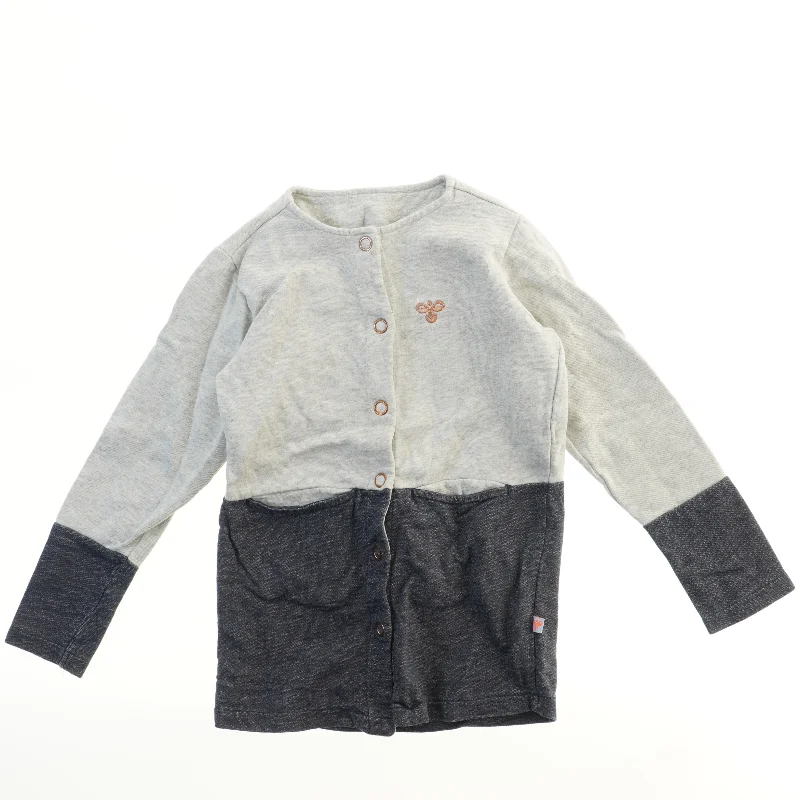 Trøje med knaplukning fra Hummel (str. 128)