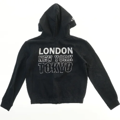 Hættetrøje med storbynavne fra H&M (str. 152)