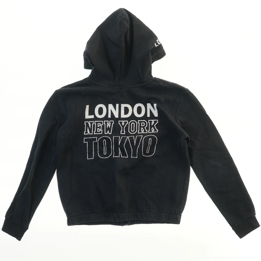 Hættetrøje med storbynavne fra H&M (str. 152)