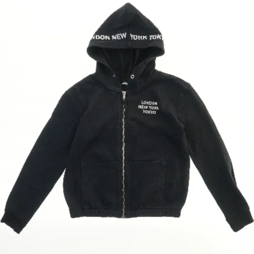 Hættetrøje med storbynavne fra H&M (str. 152)