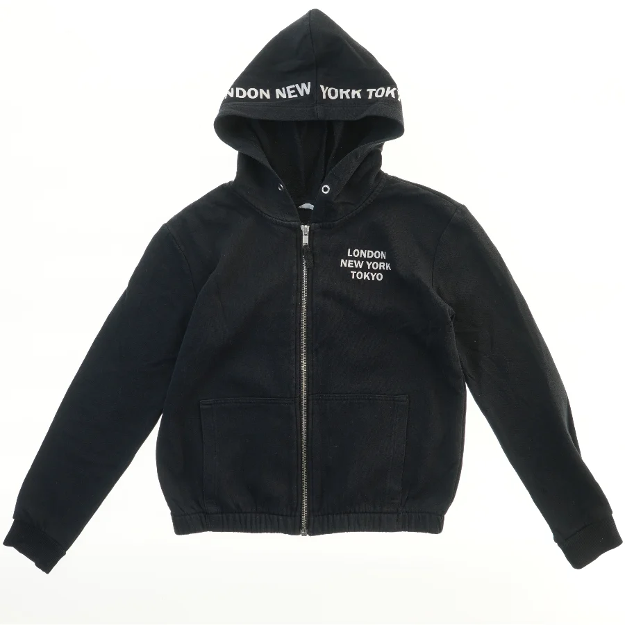 Hættetrøje med storbynavne fra H&M (str. 152)