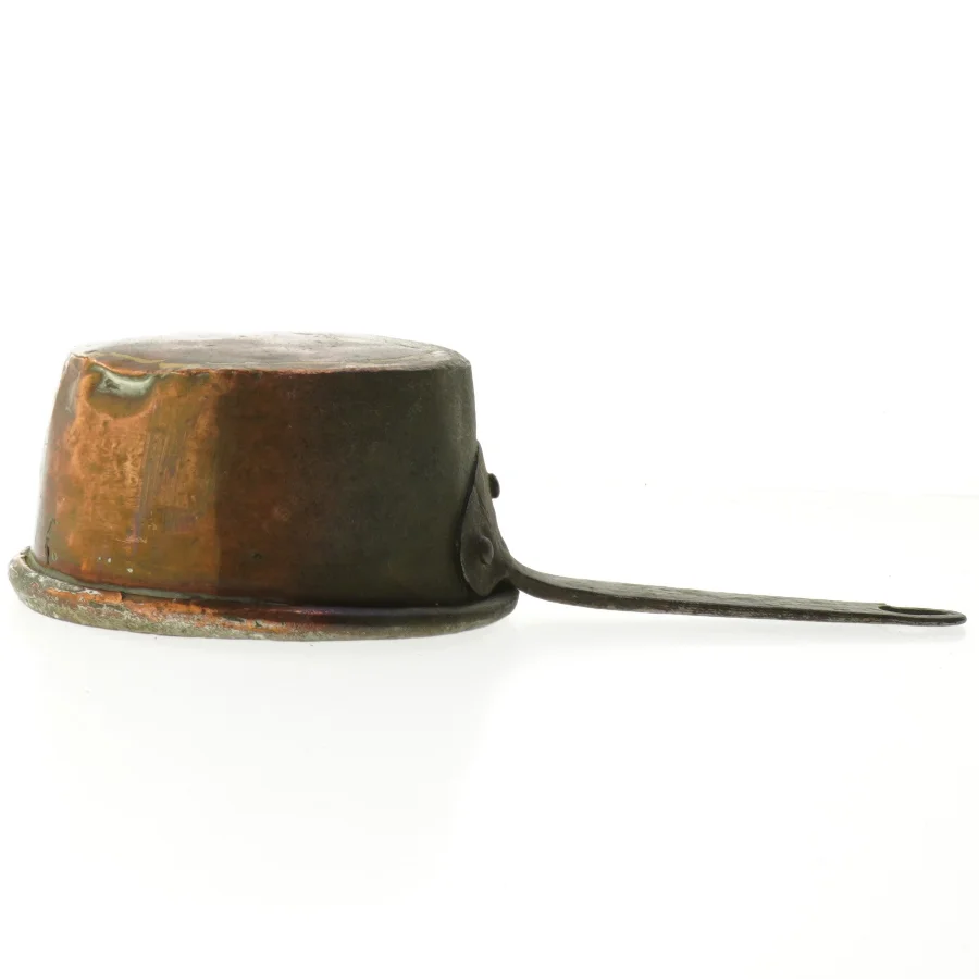 Gammel kobberkasserolle (str. Ø. 16 cm. længde, 30 cm)