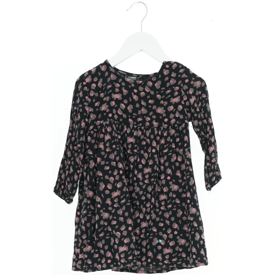 Kjole med mønster fra Petit by Sofie Schnoor (str. 98)