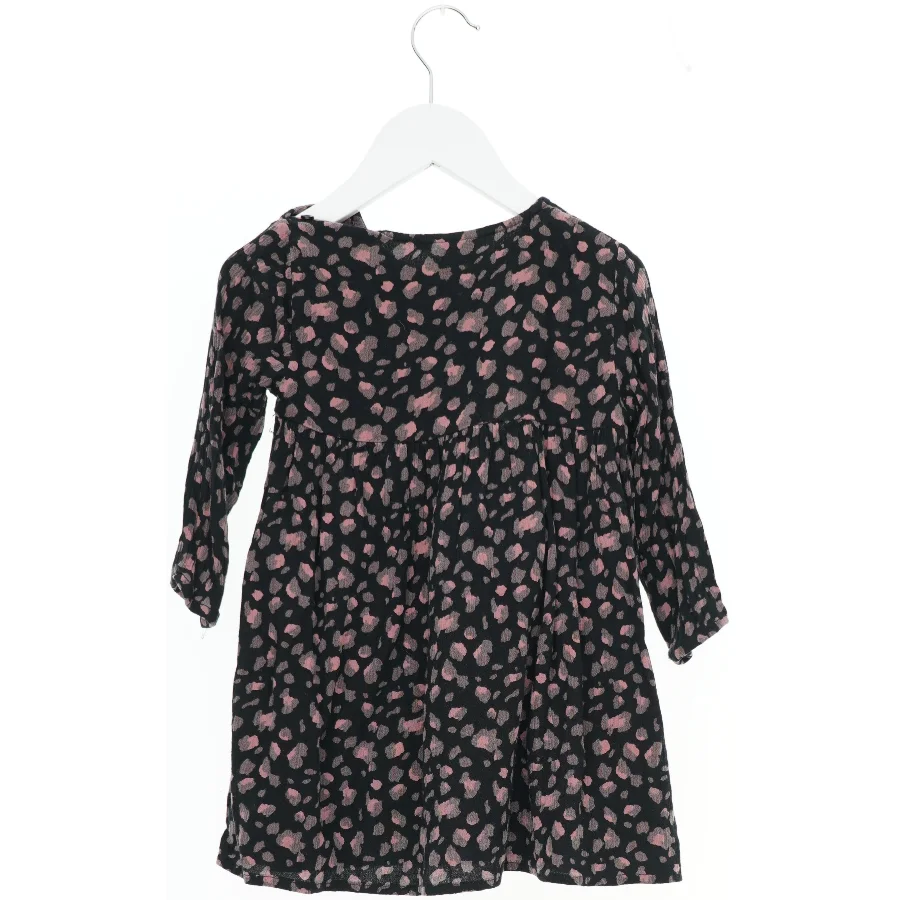 Kjole med mønster fra Petit by Sofie Schnoor (str. 98)