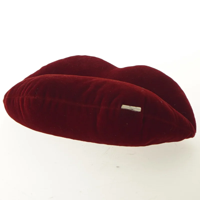 Rød dekorationspude i form af læber (str. 20x12 cm)