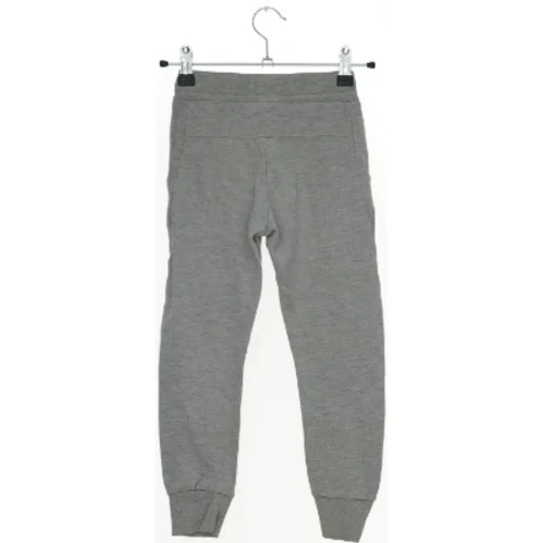 Grå sweatpants med snøre fra Basic needs (str. 110)