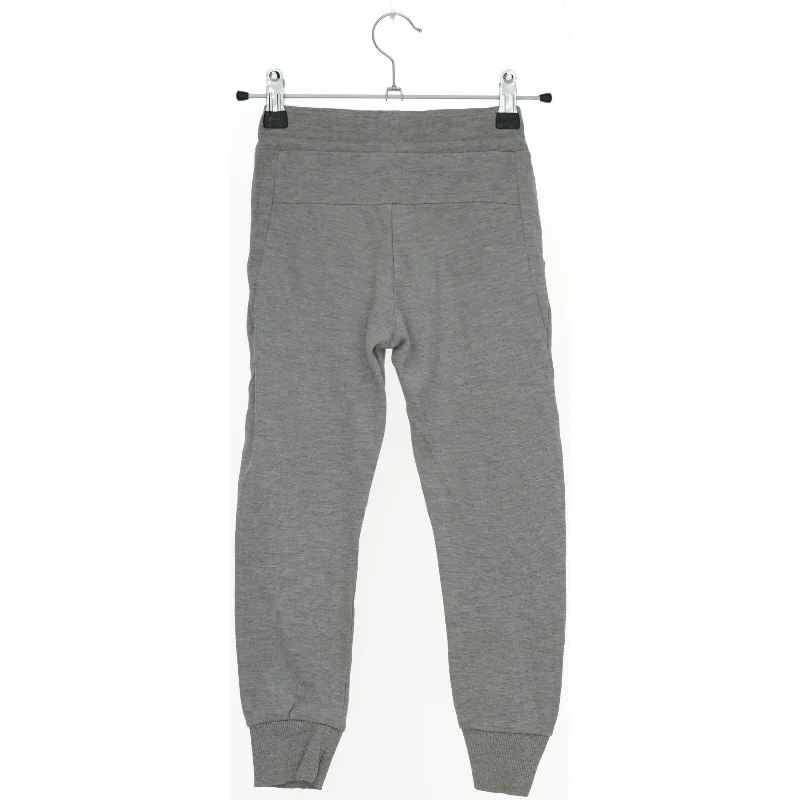 Grå sweatpants med snøre fra Basic needs (str. 110)