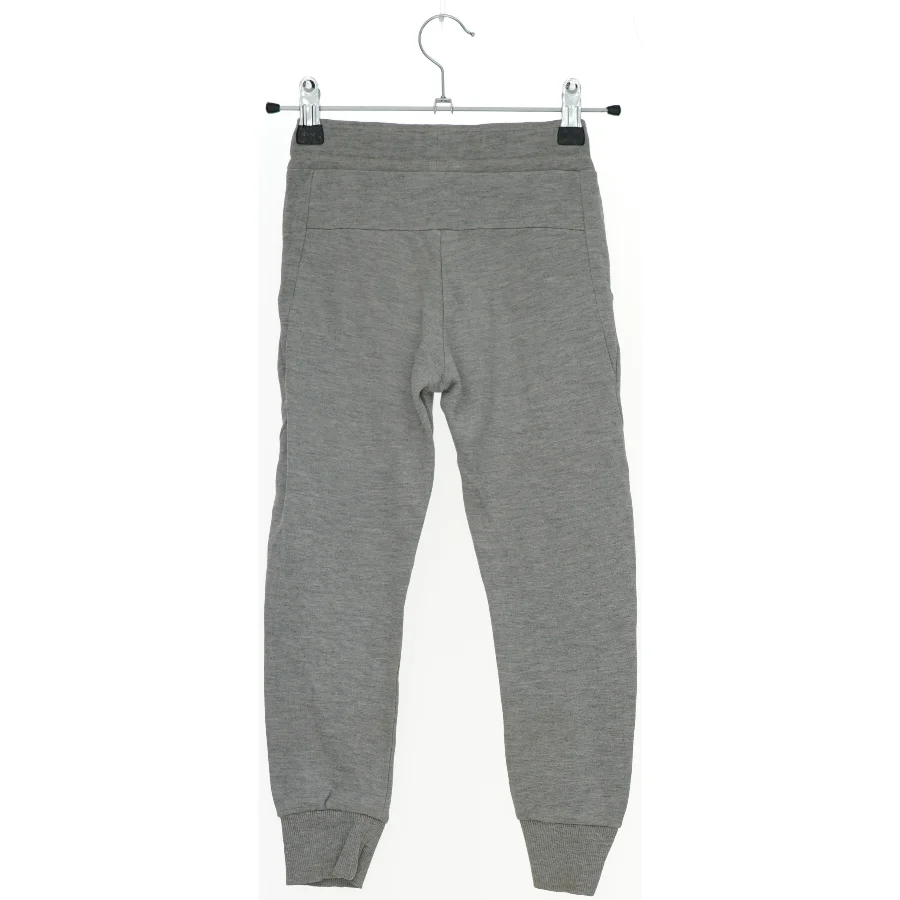 Grå sweatpants med snøre fra Basic needs (str. 110)