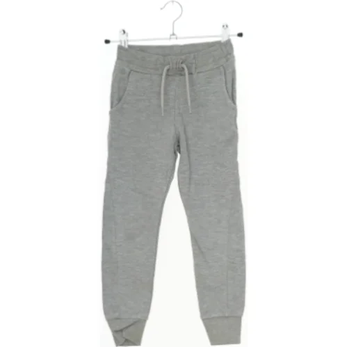 Grå sweatpants med snøre fra Basic needs (str. 110)