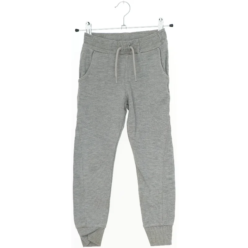 Grå sweatpants med snøre fra Basic needs (str. 110)