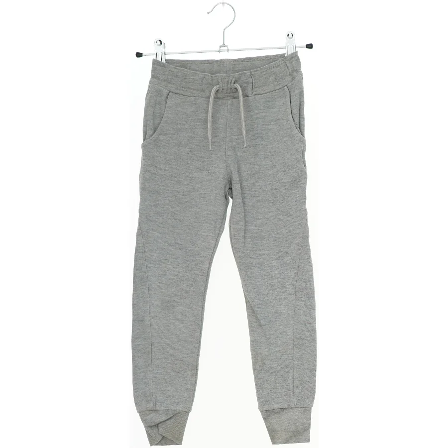 Grå sweatpants med snøre fra Basic needs (str. 110)