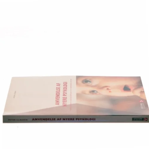 Anvendelse af nyere psykologi : børn og unges vilkår og udvikling i det senmoderne samfund af Peter Clausen (f. 1939) (Bog)