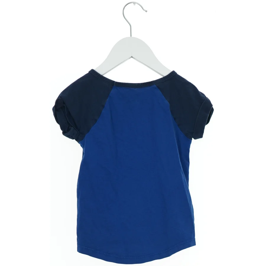 Blå t-shirt med bjørnetryk (str. 104)