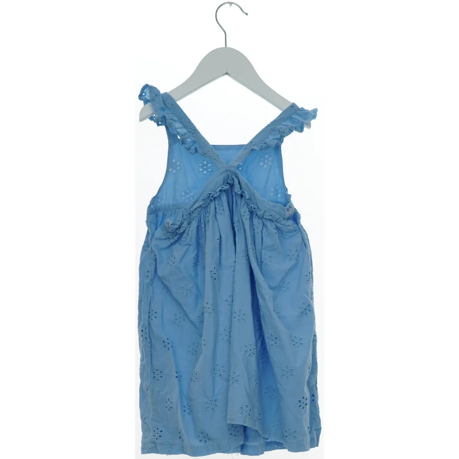 Blå kjole med blomsterdetaljer fra Tu (str. 98) 