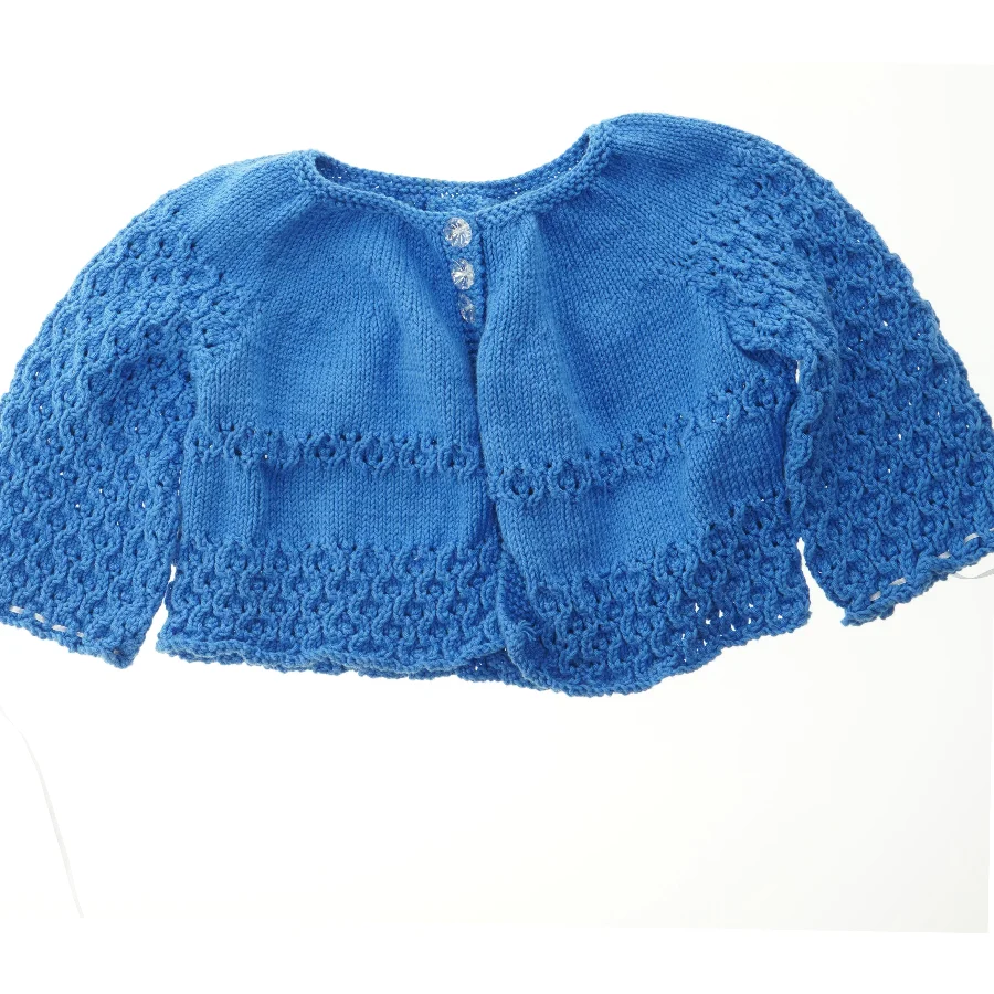 Blå håndstrikket børnecardigan (str. Bryst, 38 cm. længde, 31 cm)