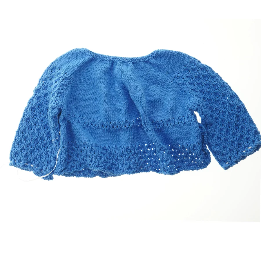 Blå håndstrikket børnecardigan (str. Bryst, 38 cm. længde, 31 cm)