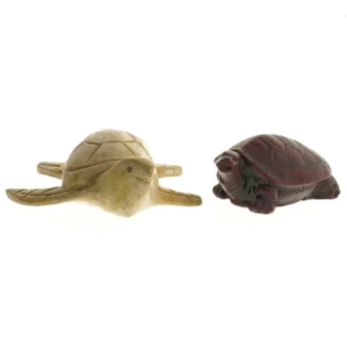 Træskulpturer af havskildpadde og landskildpadde (str. 7 cm. og 4 cm)