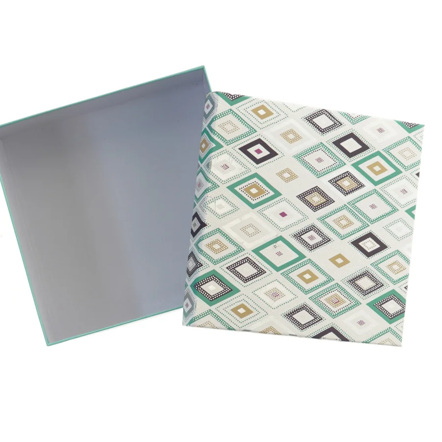 Dekorativ opbevaringsæske (str. 8x22,5x22,5 cm)