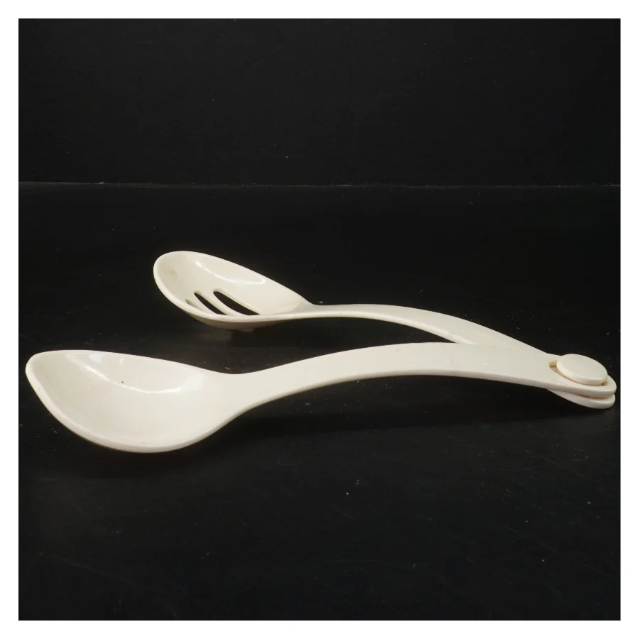 Plastik serveringssæt med ske og hulske (str. 24x7 cm)