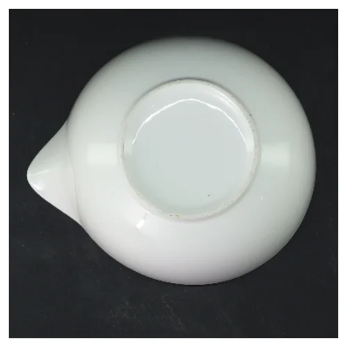 Hvid skål med hældetud (str. Ø 14,5 cm)