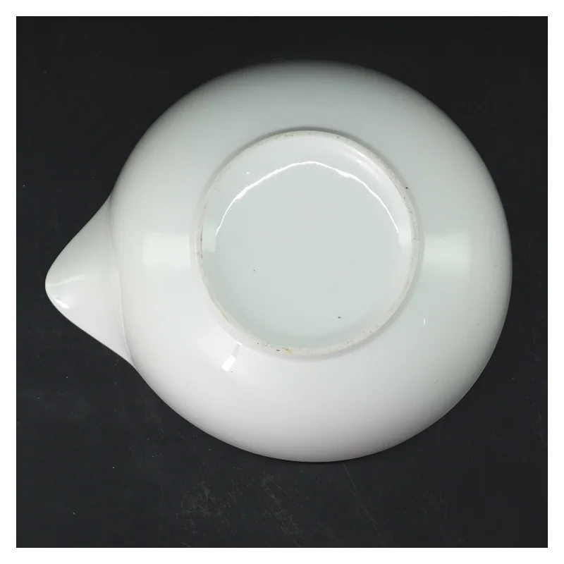 Hvid skål med hældetud (str. Ø 14,5 cm)