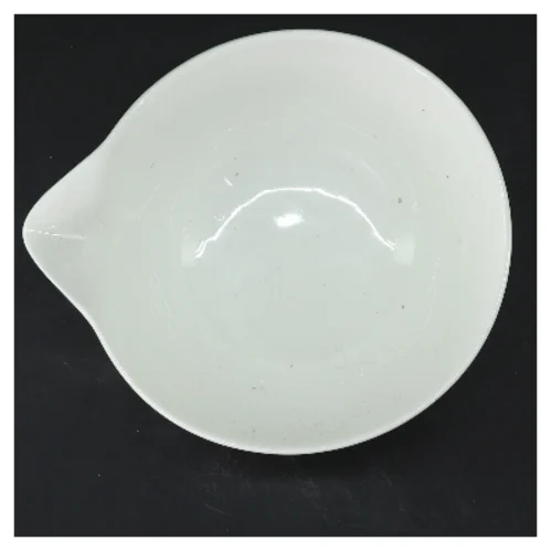 Hvid skål med hældetud (str. Ø 14,5 cm)