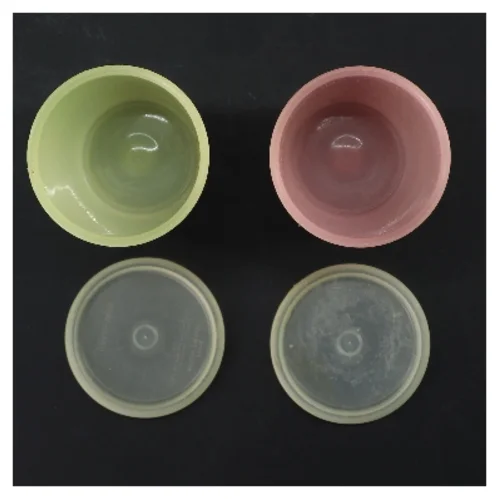 To plastbeholdere med låg fra Tupperware (str. 2 stk Ø 7 cm længde 13 cm)