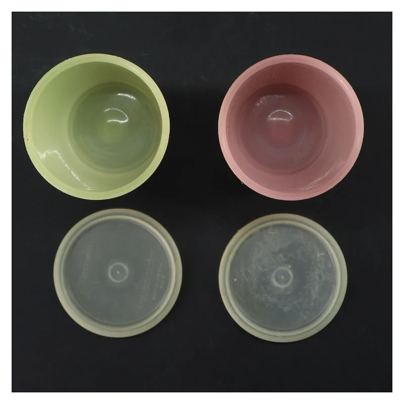 To plastbeholdere med låg fra Tupperware (str. 2 stk Ø 7 cm længde 13 cm)