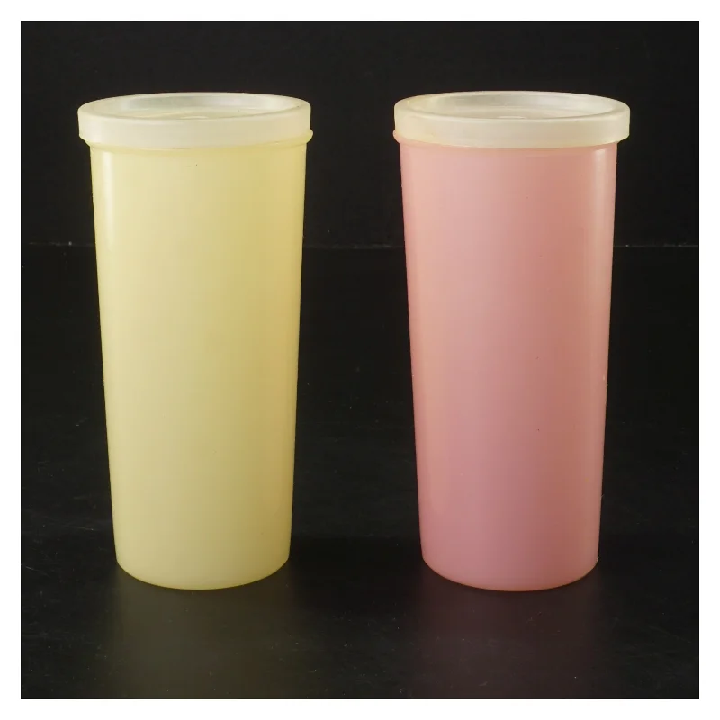 To plastbeholdere med låg fra Tupperware (str. 2 stk Ø 7 cm længde 13 cm)