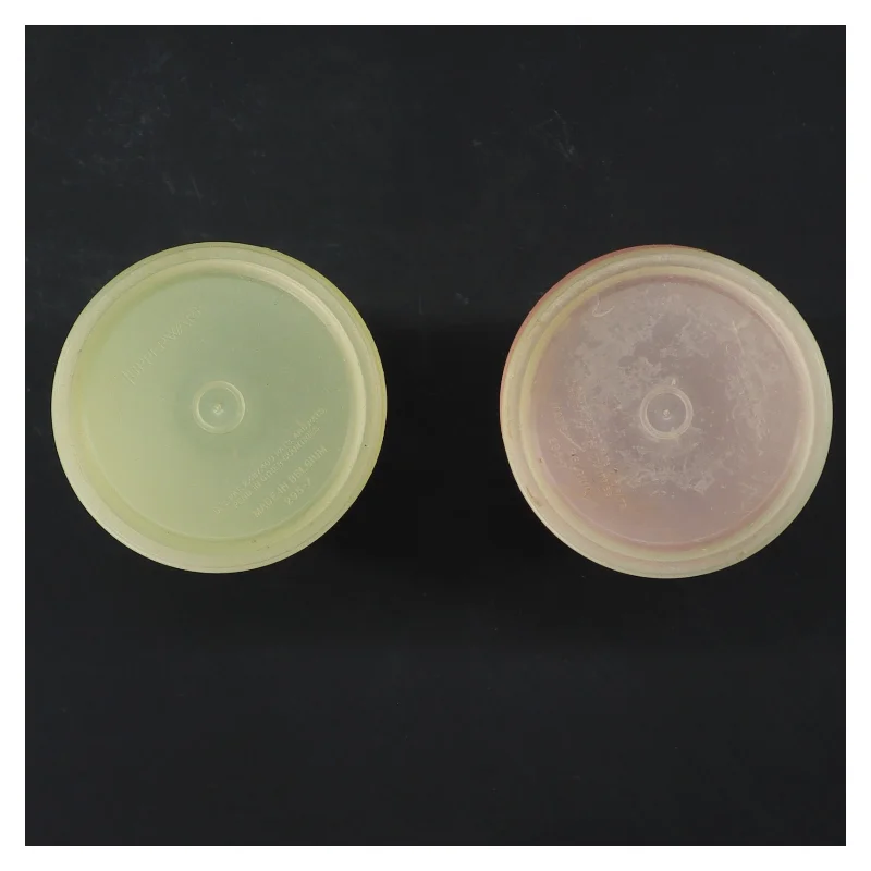 To plastbeholdere med låg fra Tupperware (str. 2 stk Ø 7 cm længde 13 cm)
